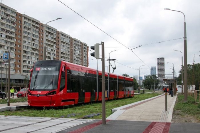 Ilustračný obrázok k článku Bratislavčania sa DOČKALI! Električky oddnes jazdia na Južné mesto v Petržalke