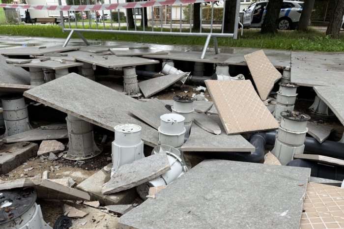 Ilustračný obrázok k článku To sa teda nepodarilo: V Kežmarku pri inštalácii tabúľ poškodili fontánu