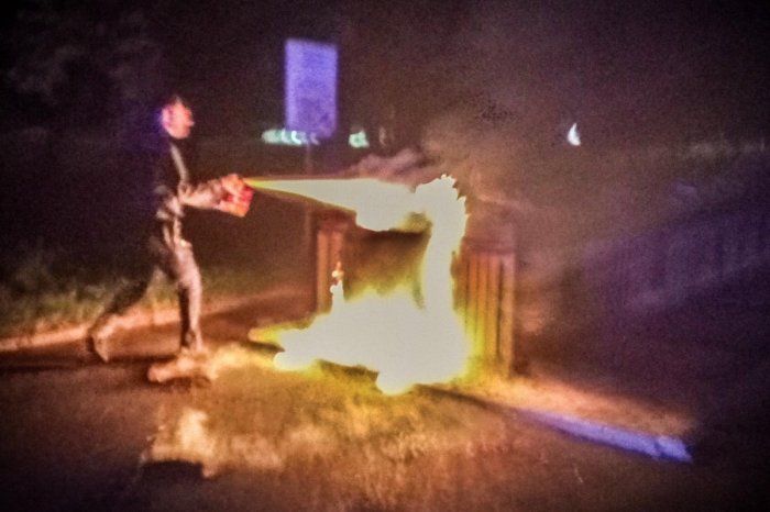 Ilustračný obrázok k článku DRAMATICKÝ zásah nitrianskych policajtov: HOREL kontajner! Požiar ohrozoval autá