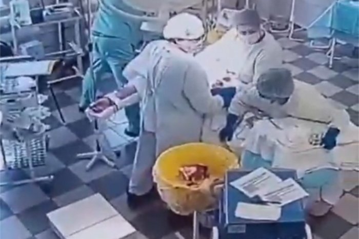 Ilustračný obrázok k článku HRDINOVIA v plášťoch: Operáciu prerušilo ZEMETRASENIE! Pacientku CHRÁNILI vlastnými telami