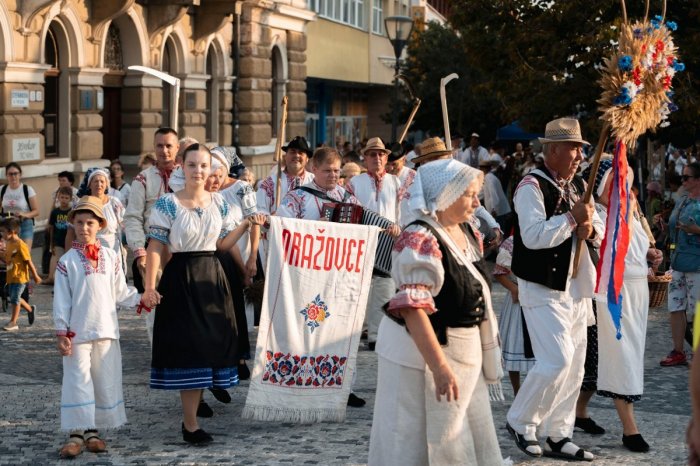 Ilustračný obrázok k článku Blížia sa Nitrianske hody a dožinky: Tešte sa na jarmok, sprievod aj bludisko zo slamy!
