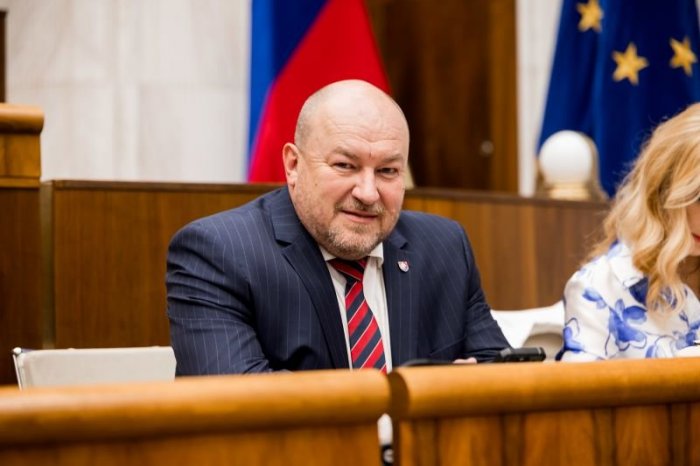 Ilustračný obrázok k článku Služobné auto s ministrom Huliakom malo NEHODU! Skončilo mimo cesty