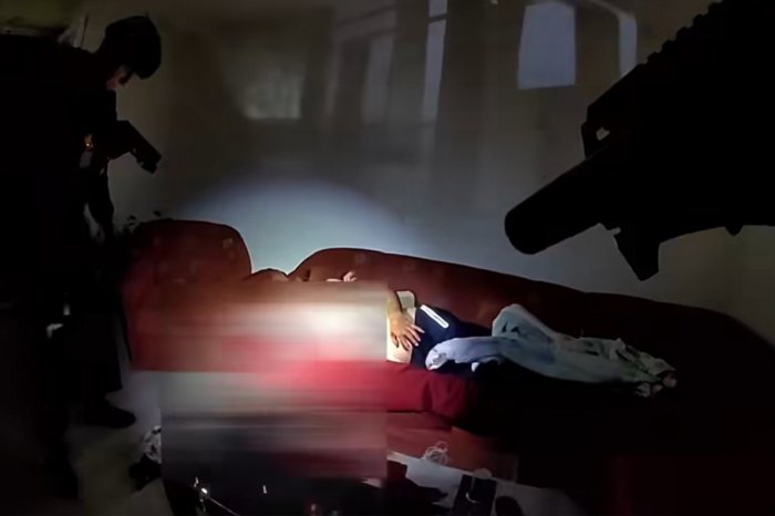 Ilustračný obrázok k článku Z domu sa ozval VÝSTREL: Nabehli tam OZBROJENÍ policajti! NEUVERITEĽNÉ, čo sa stalo