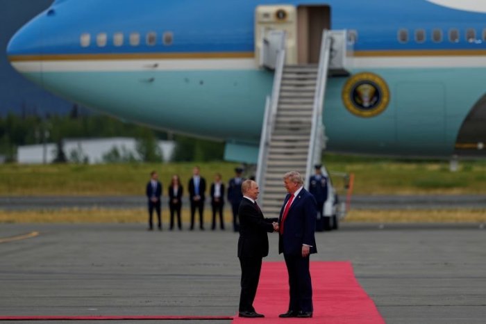 Ilustračný obrázok k článku Trump a Putin sa zvítali na červenom koberci: Začína sa historický samit