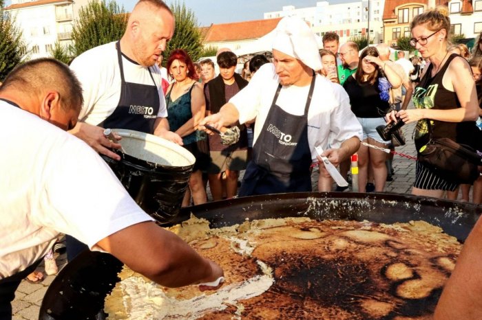 Ilustračný obrázok k článku Na hodoch padol gurmánsky REKORD: Upiekli tradičnú dobrotu OBRÍCH rozmerov, FOTO