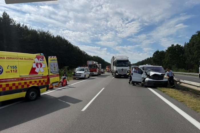 Ilustračný obrázok k článku VÁŽNA nehoda na diaľnici D2: Po zrážke kamióna s autom bola NEPREJAZDNÁ, FOTO