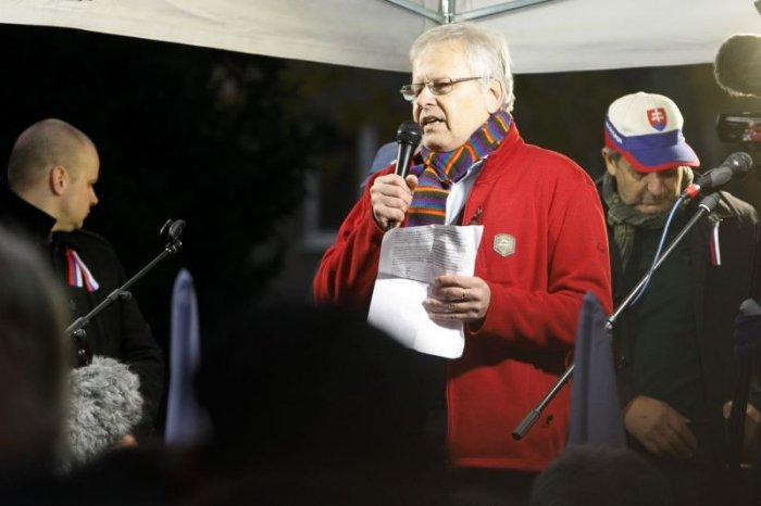 Ilustračný obrázok k článku Nenosme rúška, netestujme sa a NEOČKUJME: Lekára Liptáka súd z podnecovania OSLOBODIL