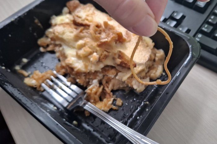 Ilustračný obrázok k článku Prešovčanka našla v obede poriadnu KURIOZITU: Okrem žemľovky mala v jedle GUMIČKU