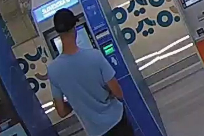 Ilustračný obrázok k článku Muž našiel v bankomate v Nitre peniaze: ZOBRAL ich a odišiel! Hľadá ho polícia