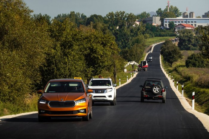 Ilustračný obrázok k článku Cesta je tam prejazdná s obmedzeniami: Práce však na úseku pri Petrovanoch ešte pokračujú