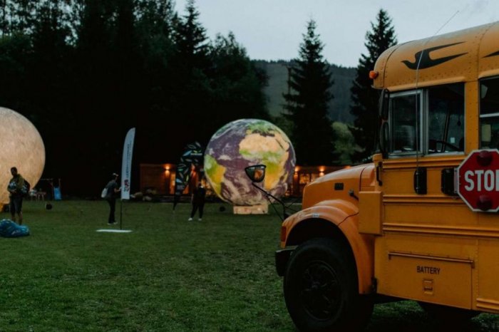 Ilustračný obrázok k článku Zažite nočnú ATRAKCIU pod hviezdami: Odvezie vás AMERICKÝ autobus, no tým to len začne