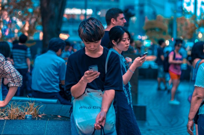 Ilustračný obrázok k článku REVOLÚCIA? Toto mesto chce ľuďom ZAKÁZAŤ mobily! Používať by ich mohli len 2 HODINY denne