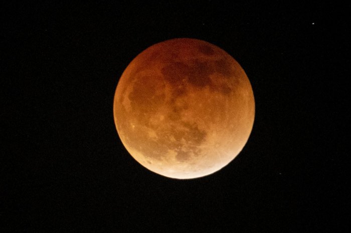 Ilustračný obrázok k článku Slováci, zdvihnite hlavu k oblohe! Budeme sledovať KRVAVÉ zatmenie Mesiaca!