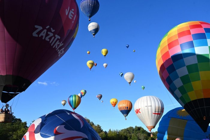 Ilustračný obrázok k článku Ľudia si mohli oči vyočiť: V Česku stanovili nový REKORD! Nebo zaplnilo vyše 80 BALÓNOV