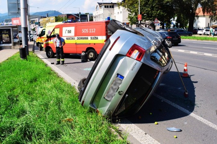 Ilustračný obrázok k článku DESIVÁ nehoda v centre mesta: Vodička narazila do STĹPA, skončila na streche, FOTO