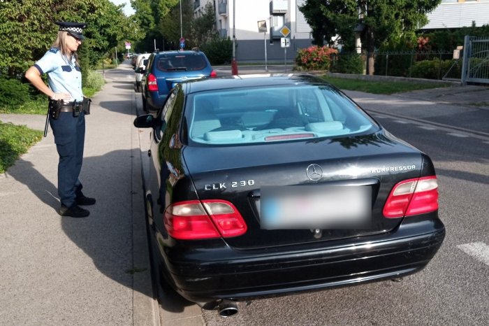 Ilustračný obrázok k článku BIZÁR z ulíc Nitry: Žena a muž spali v cudzom aute na ulici! Vraj ho našli otvorené