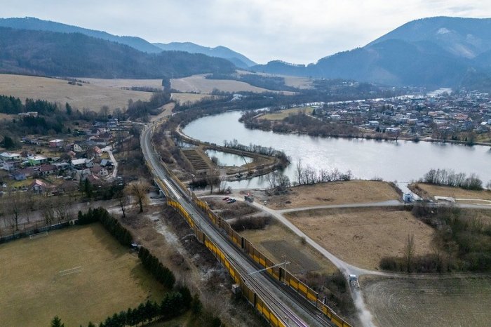 Ilustračný obrázok k článku Cyklolávka vo Varíne dostáva posledné diely: cyklisti sa už čoskoro vyhnú nebezpečnej ceste