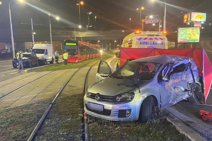 Ilustračný obrázok k článku TRAGICKÁ zrážka električky s autom: Spolujazdkyňa prišla o život