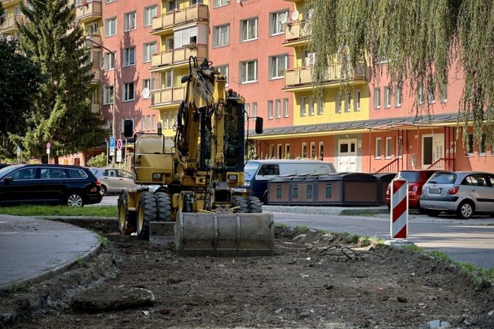 Ilustračný obrázok k článku V Radvani budujú DESIATKY parkovacích miest: Pribudnúť má aj CYKLOTRASA, FOTO