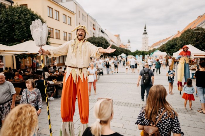 Ilustračný obrázok k článku Tradičný trnavský jarmok je tu! 400 stánkarov, návrat histórie a skvelá ZÁBAVA