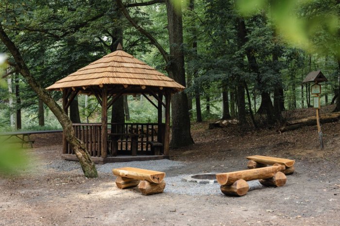 Ilustračný obrázok k článku Oddych v prírode bude príjemnejší: V mestských lesoch pribudli NOVÉ drevené altánky