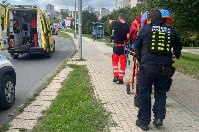 Ilustračný obrázok k článku Mestskí policajti neváhali ani sekundu: Všimli si ZRANENÚ ženu! Ležala na chodníku