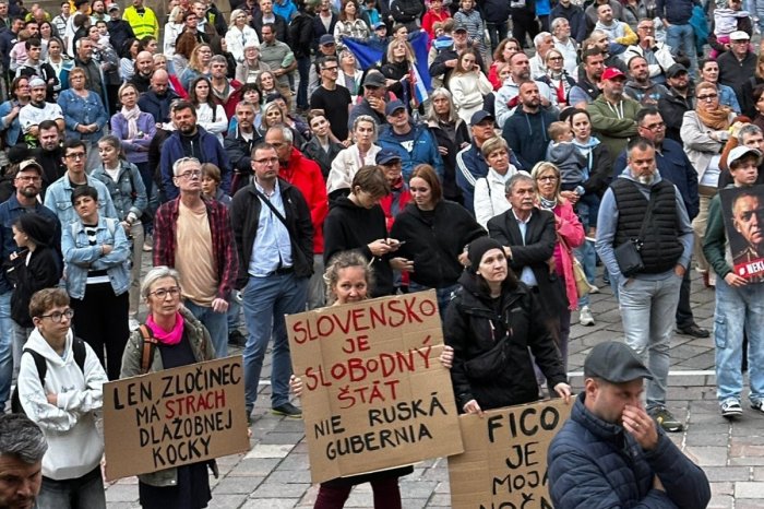 Ilustračný obrázok k článku Tisícky Prešovčanov si povedali DOSŤ: Vyšli do ulíc a PROTESTOVALI proti ožobračovaniu