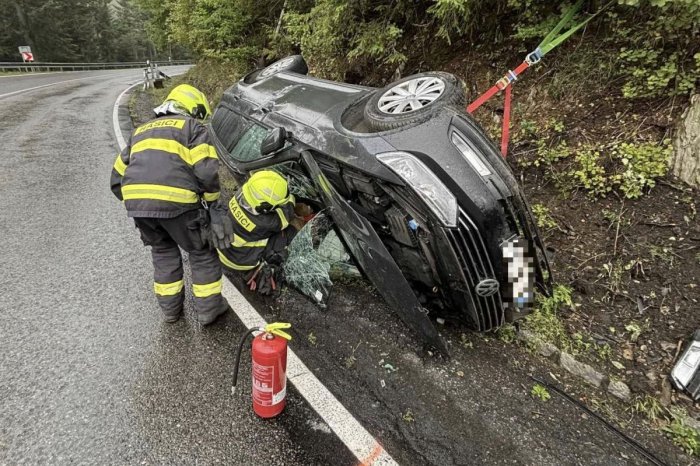 Ilustračný obrázok k článku HROZIVÁ nehoda na horskom priechode: Auto sa PREVRÁTILO, vodiča ratovali záchranári, FOTO