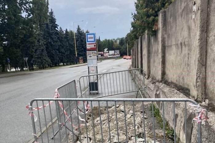 Ilustračný obrázok k článku Cestujúci neraz stoja v daždi: V meste zmizlo viacero prístreškov MHD a na nové sa čaká