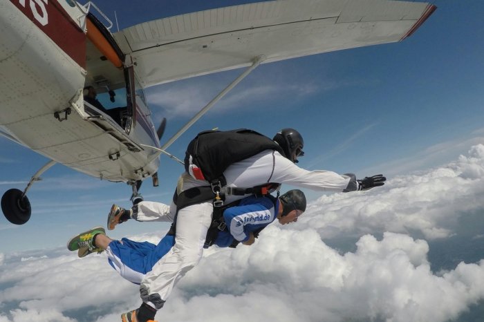 Ilustračný obrázok k článku Vek nie je prekážka! Starček oslávil 100. narodeniny zoskokom padákom! VIDEO