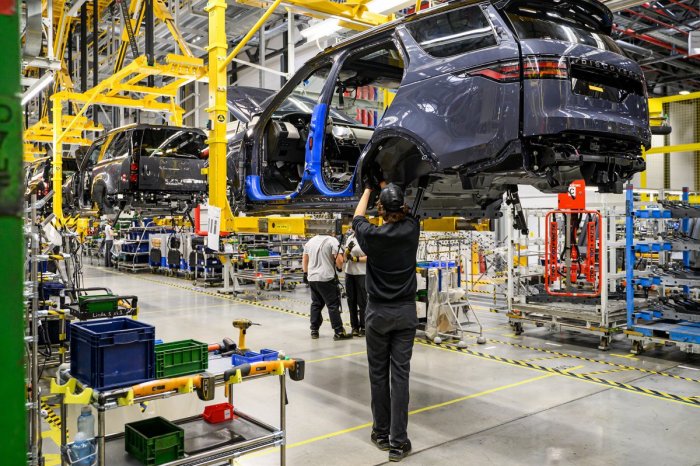 Ilustračný obrázok k článku Linky dlhé týždne stáli: Nitriansky Jaguar opäť ROZBIEHA výrobu!