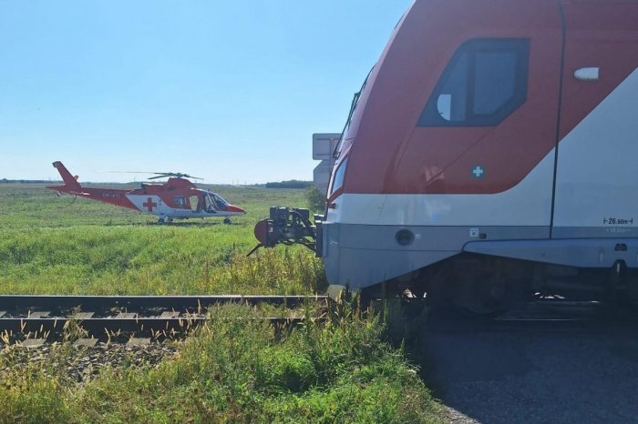 Ilustračný obrázok k článku TRAGICKÁ nehoda na železničnom priecestí: Vlak sa ZRAZIL s autom! Jeden človek ZOMREL