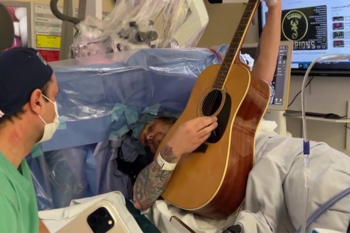 Ilustračný obrázok k článku KURIOZITA DŇA: Mužovi operovali MOZOG, on počas toho hral na GITARU!