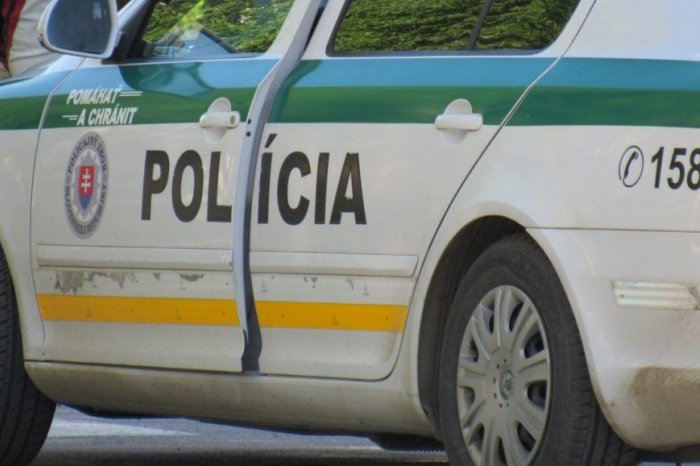 Ilustračný obrázok k článku Zlodej vstúpil do domu bez pozvánky a zobral televízor: Mužovi sa vyhrážal ODREZANÍM hlavy