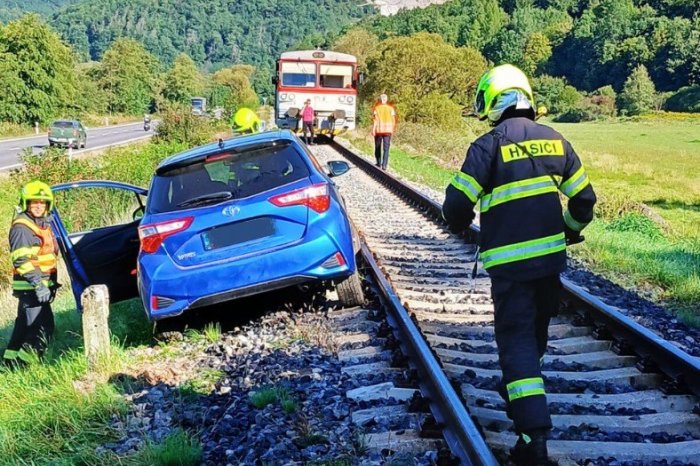 Ilustračný obrázok k článku ŠOKUJÚCA jazda vodičky: S autom skončila priamo na ŽELEZNIČNEJ trati, FOTO