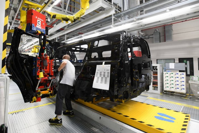 Ilustračný obrázok k článku Výroba v nitrianskej automobilke stále STOJÍ: Tisíce zamestnancov majú STRACH