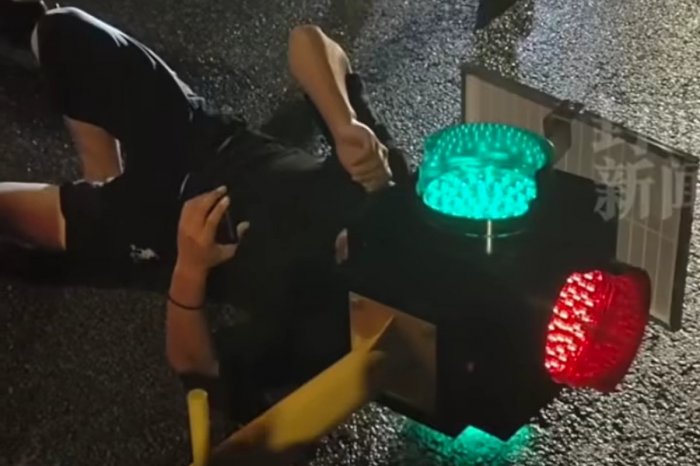 Ilustračný obrázok k článku KURIÓZNA nehoda kolobežkára: Hlava sa mu ZASEKLA v semafore! VIDEO