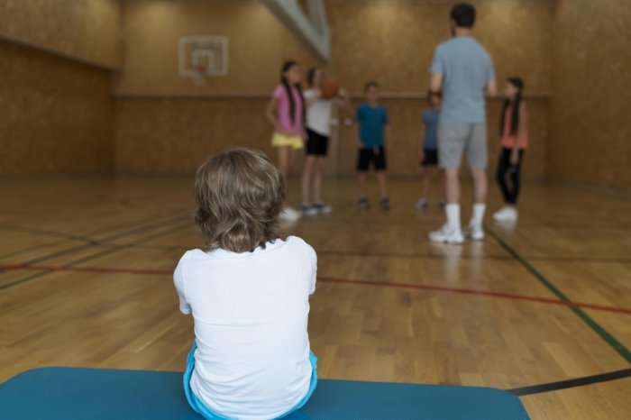 Ilustračný obrázok k článku ŠOK na základnej škole: Telocvikár mal ŠPEHOVAŤ deti v sprchách!