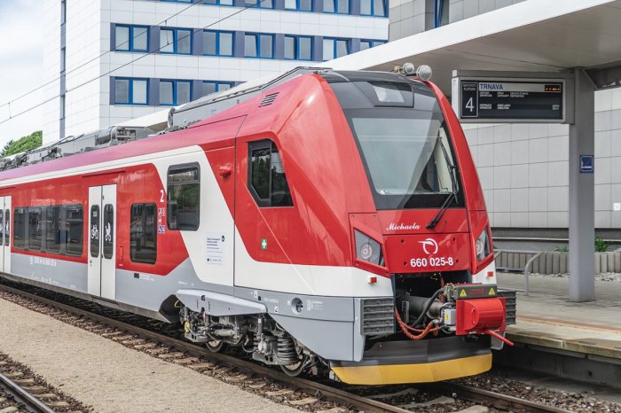 Ilustračný obrázok k článku OBMEDZENIA na trati medzi Nitrou, Trnavou a Bratislavou! Časť vlakov nahradia AUTOBUSY