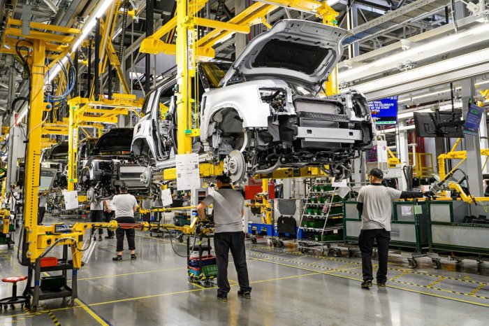 Ilustračný obrázok k článku Sú z najhoršieho vonku? Jaguar Land Rover pripravuje SPUSTENIE niektorých častí výroby