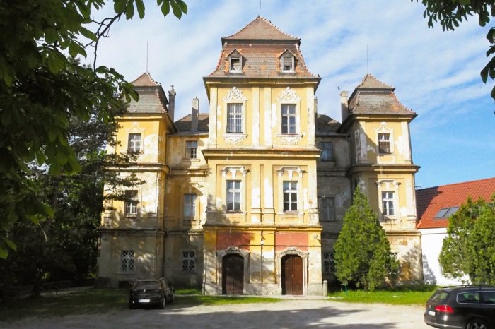 Ilustračný obrázok k článku Problémové dievčatá sú preč: Kaštieľ v Trstíne získala obec