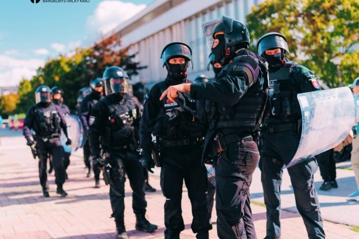 Ilustračný obrázok k článku ADRENALÍN zachytený na VIDEU: Deň polície lákal na zlaňovanie, parašutistov aj kukláčov v akcii