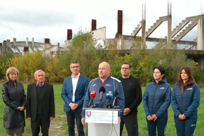 Ilustračný obrázok k článku Huliak vystúpil pred SKELETOM vo Zvolene: Priamo tu za mnou vyrastie MODERNÁ atletická hala