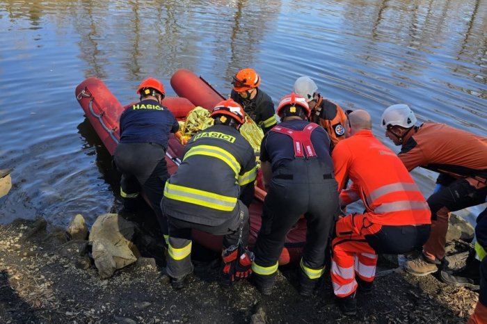 Ilustračný obrázok k článku DRÁMA uprostred rieky: Hasiči chceli vytiahnuť ženu, hádzala do nich KAMENE