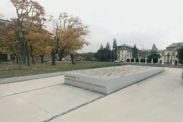 Ilustračný obrázok k článku Novinka v uliciach Bratislavy: Na Námestí slobody pribudne pamätník Nežnej revolúcie