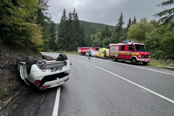 Ilustračný obrázok k článku HROZIVO vyzerajúca nehoda na Čertovici: Auto skončilo po ŠMYKU na streche, FOTO