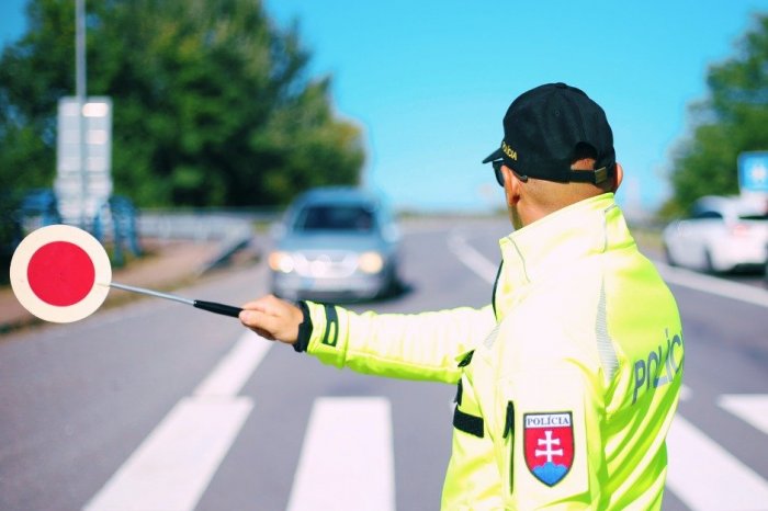 Ilustračný obrázok k článku S Dušičkami vyráža do ulíc VIAC policajtov! Dohliadať na nás budú POSILNENÉ hliadky