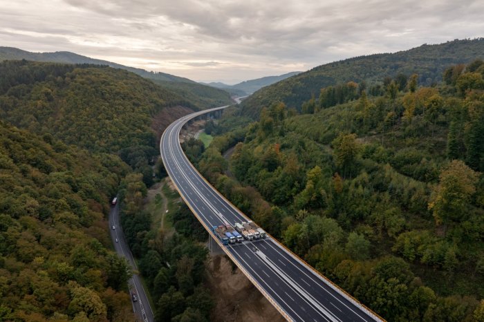 Ilustračný obrázok k článku ÚCHVATNÝ pohľad na NAJDLHŠIU estakádu na Slovensku: Na mieste už testujú ZAŤAŽENIE, FOTO