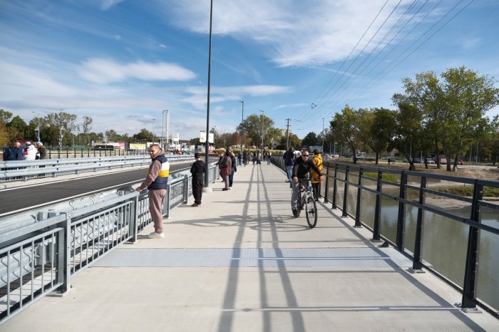 Ilustračný obrázok k článku Potešili chodcov, aj vodičov: Magistrát odovzdal nový most vo Vrakuni verejnosti