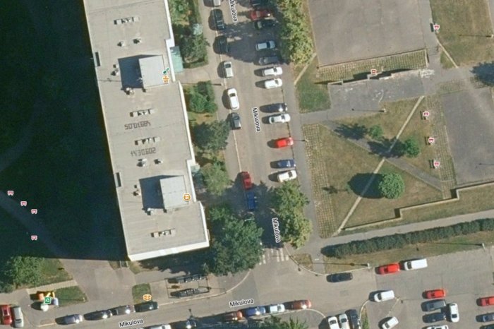 Čísla na streche bytovky